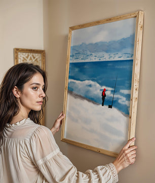 Winterlandschaft mit Person in roter Jacke am Meer