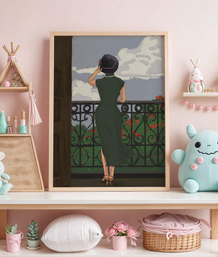 Mujer elegante en un balcón con vista pintoresca y flores rojas