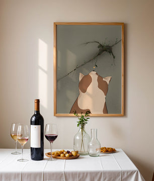 Chat observant une fleur poussant sur un mur fissuré