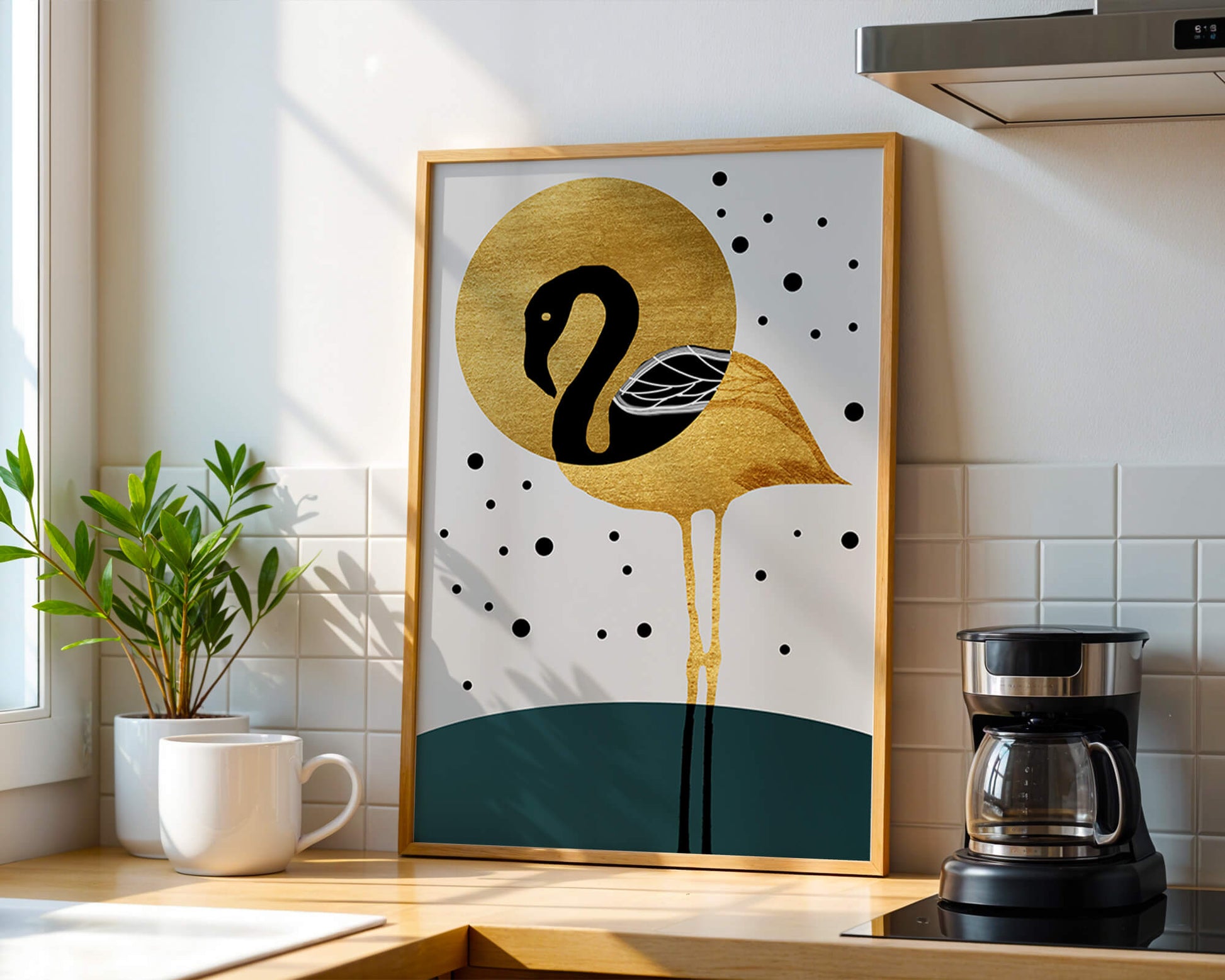 Elegante ilustración de flamenco dorado y negro con elementos de puntos abstractos