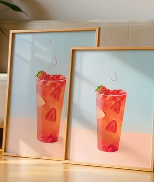 Refrescante bebida de fresa con rodajas flotantes sobre un fondo pastel