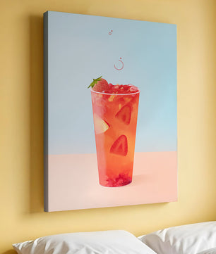 Refrescante bebida de fresa con rodajas flotantes sobre un fondo pastel