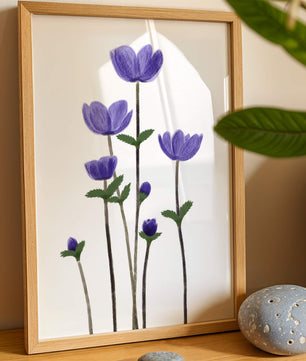 Flores púrpuras elegantes en un fondo oscuro