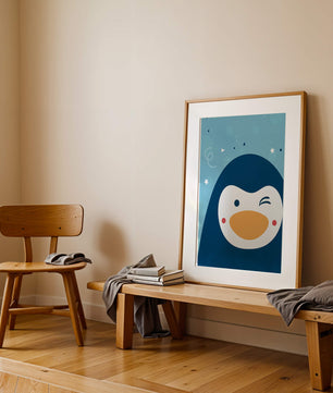 Pingüino animado juguetón sobre un fondo azul caprichoso