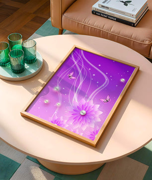 Design floral violet rêveur avec des papillons et des perles