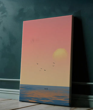 Tranquille coucher de soleil sur l'océan calme avec des oiseaux dans le ciel