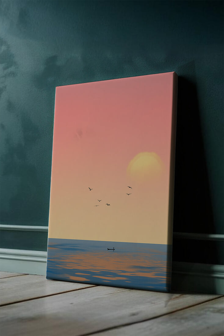 Tranquille coucher de soleil sur l'océan calme avec des oiseaux dans le ciel