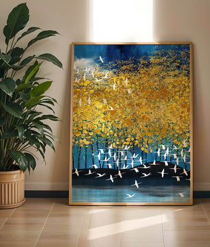 Paisaje abstracto con follaje dorado y aves voladoras