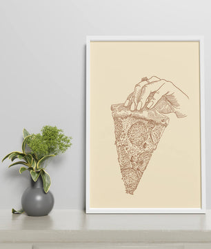Mano sosteniendo una ilustración detallada de una porción de pizza vintage