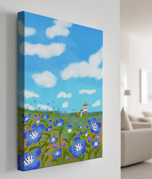 Mann und Hund auf einer leuchtenden Blumenwiese unter blauem Himmel
