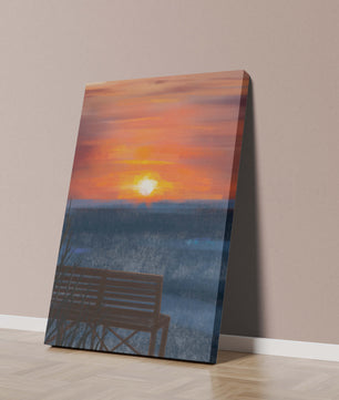 Vue sereine du coucher de soleil avec un banc vide sur des eaux calmes