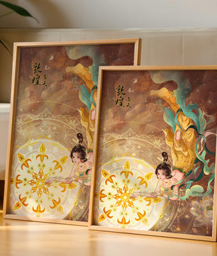 Figura celestial elegante con aura dorada y motivos florales