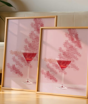 Elegante copa de cóctel roja sobre un fondo texturizado rosa
