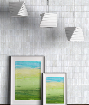 Paisaje abstracto con cielo azul y campos verdes