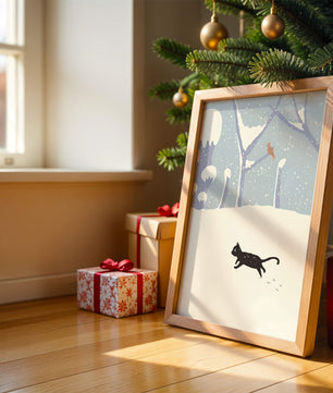 Paysage enneigé illustré avec un chat noir joueur et un oiseau dans un décor hivernal