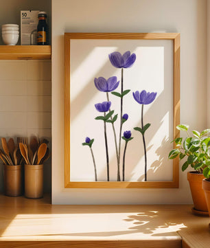 Flores púrpuras elegantes en un fondo oscuro