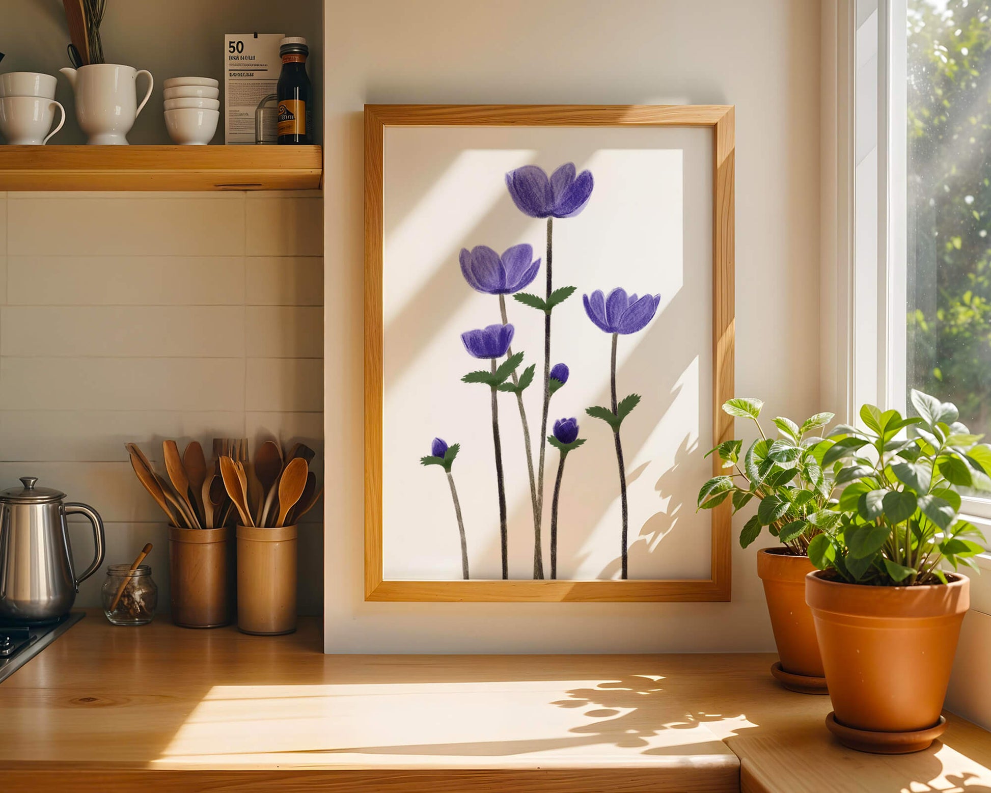 Flores púrpuras elegantes en un fondo oscuro
