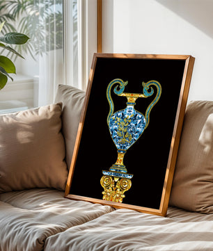 Jarrón elegante incrustado de joyas con acentos dorados y azules sobre fondo negro