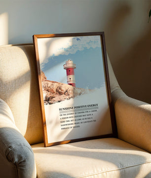 Faro inspirador con texto motivacional y fondo de cielo
