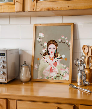 Femme élégante avec des outils de maquillage parmi des branches de magnolia en fleurs