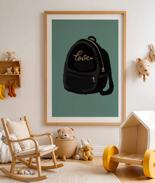 Elegante mochila negra con detalles dorados e inscripción de amor