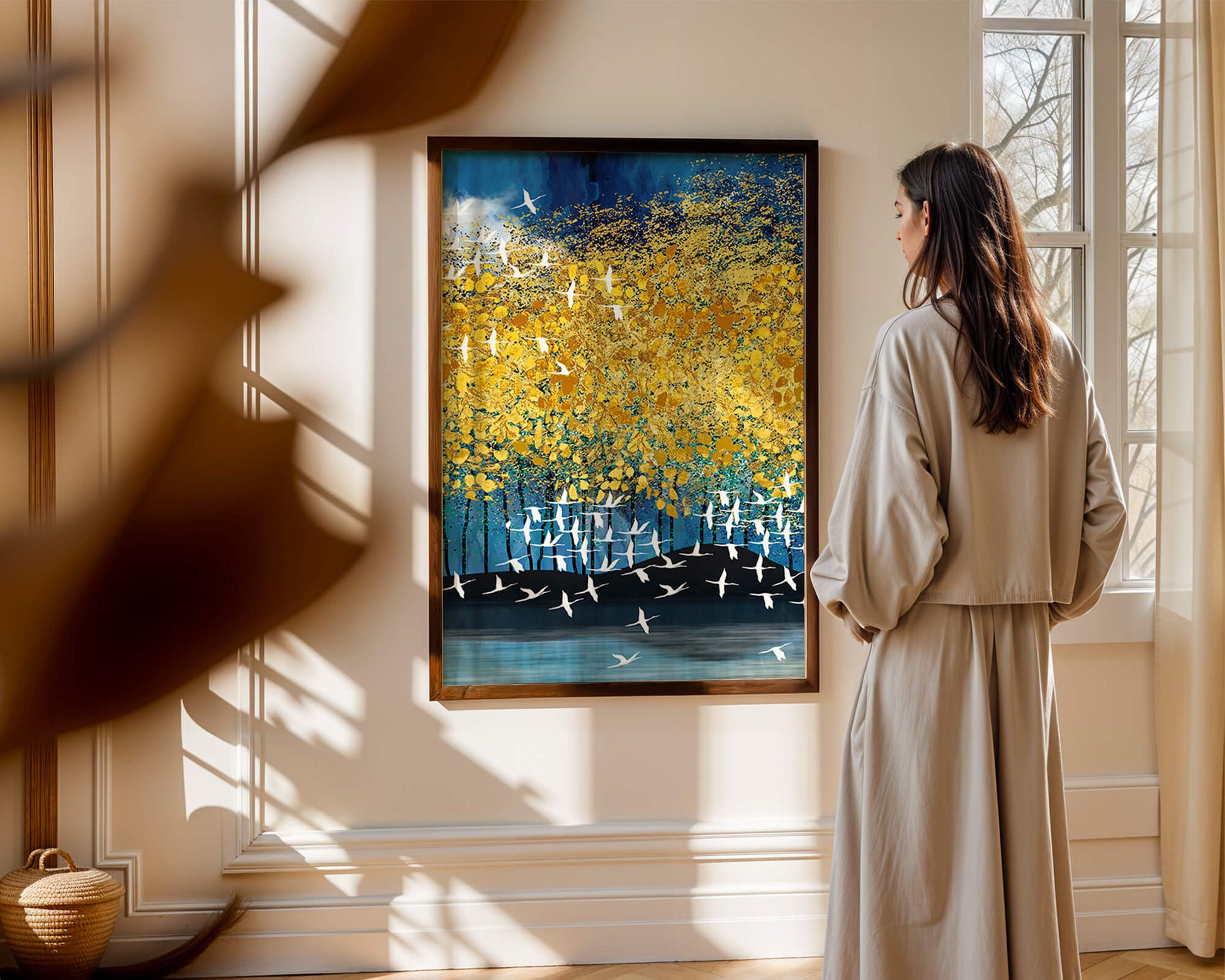 Paisaje abstracto con follaje dorado y pájaros volando