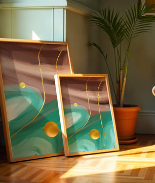 Composición abstracta con elementos dorados sobre fondo turquesa y marrón