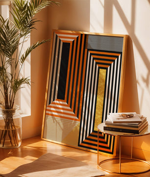 Arte abstracto geométrico con rayas y elemento dorado en naranja, negro y blanco