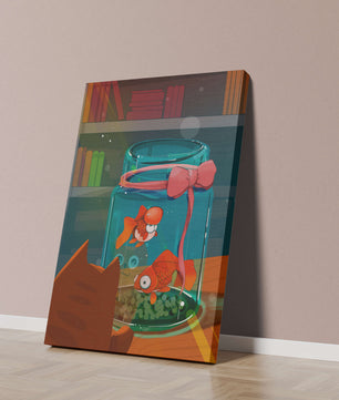 Neugierige Katze beobachtet Goldfische in einem Glas auf einem Bücherregal