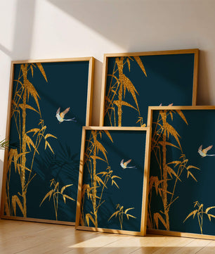 Goldener Bambus und Vogel vor tiefblauem Hintergrund