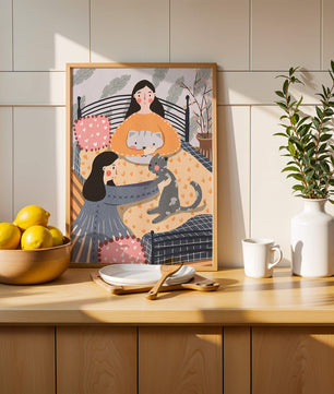 Escena interior acogedora con mujeres, gatos y elementos decorativos