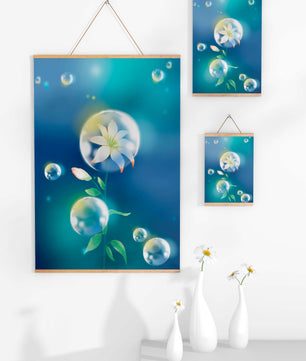 Zarte Blume in transparenten Blasen auf einem verträumten blauen Hintergrund
