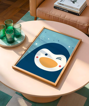 Pingüino animado juguetón sobre un fondo azul caprichoso