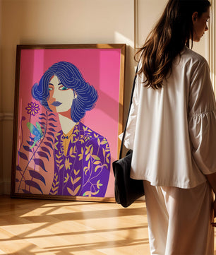 Retrato estilizado de una mujer con cabello azul y patrón botánico