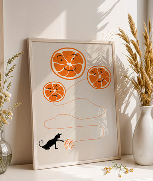 Ilustración juguetona de naranjas con un gato y ovillo de hilo