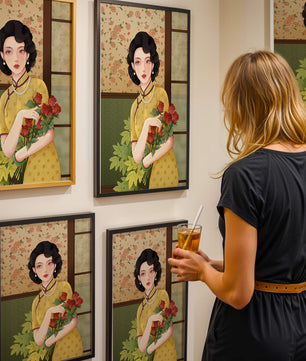 Mujer elegante con fondo floral sosteniendo un ramo