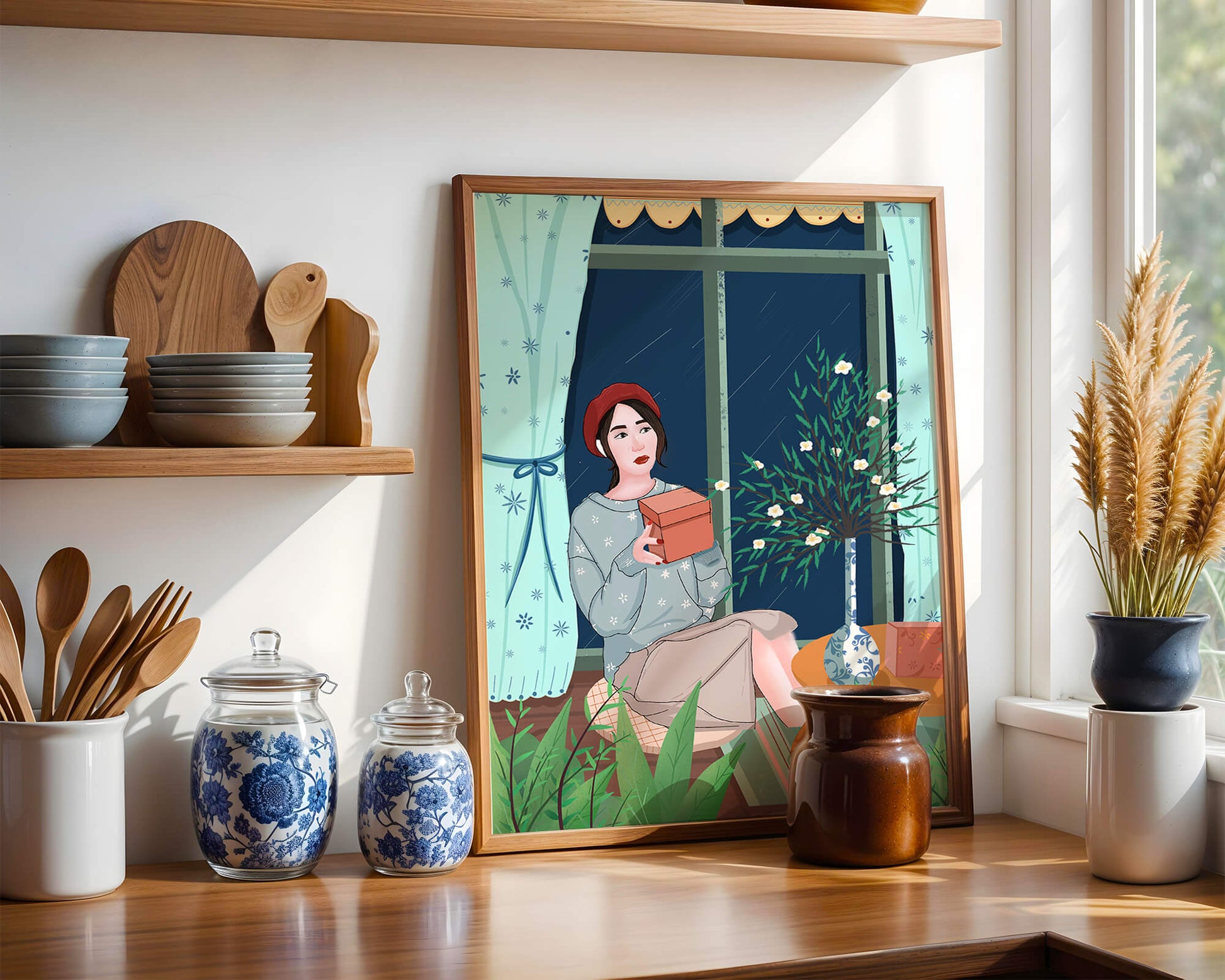 Mujer sosteniendo una caja de regalo en un interior acogedor con flores y ventana lluviosa