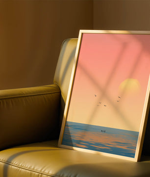 Tranquille coucher de soleil sur l'océan calme avec des oiseaux dans le ciel