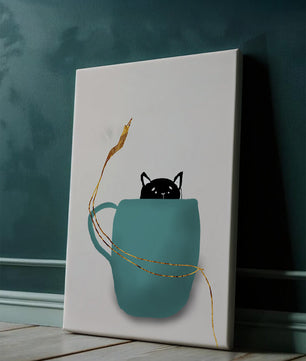 Katze in blaugrüner Tasse mit goldenen Elementen