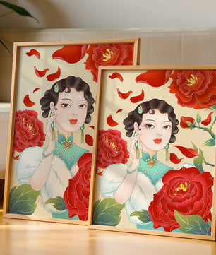 Mujer elegante rodeada de vibrantes flores y pétalos rojos