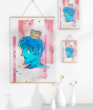 Illustration artistique d’un personnage au visage bleu avec une couronne dorée sur un fond abstrait