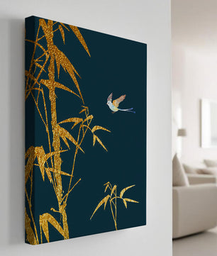 Goldener Bambus und Vogel vor tiefblauem Hintergrund