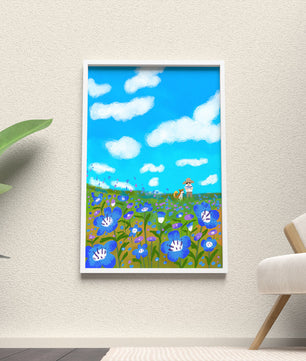 Mann und Hund auf einer leuchtenden Blumenwiese unter blauem Himmel