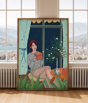 Mujer sosteniendo una caja de regalo en un interior acogedor con flores y ventana lluviosa