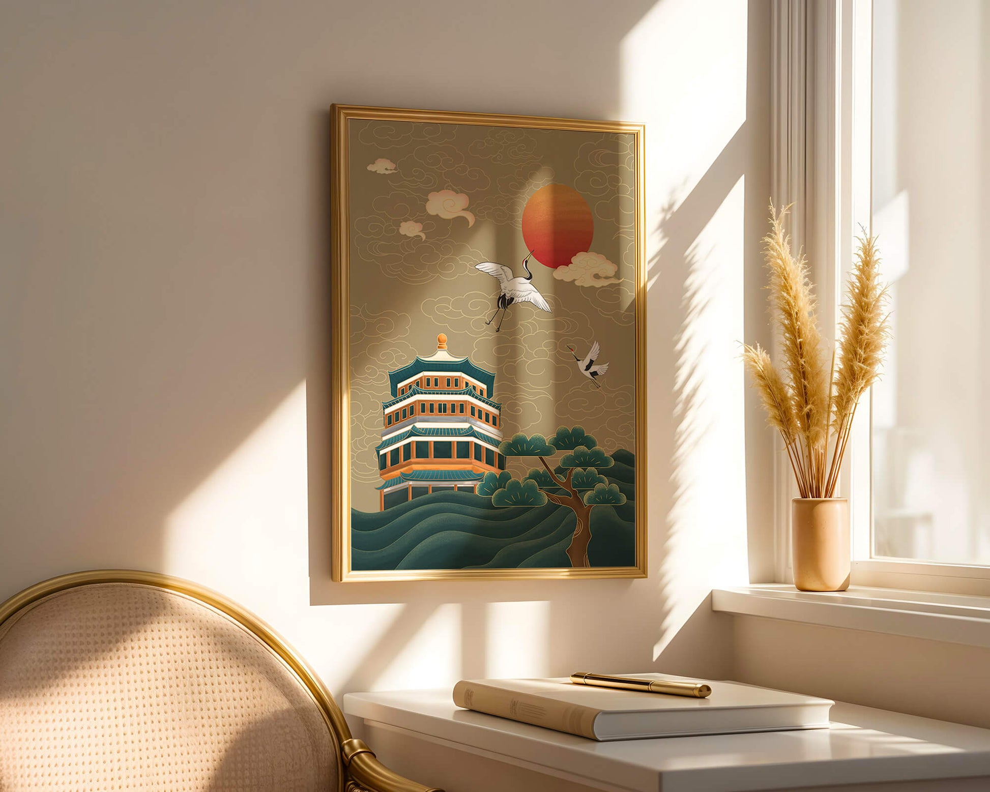 Obra de arte asiática tradicional con grullas y pagoda bajo un sol rojo