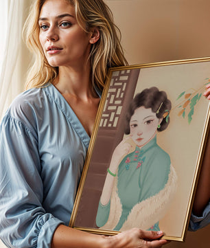 Elegante retrato de una mujer con atuendo tradicional y accesorios de jade