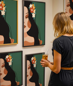 Elegante Illustration einer Frau mit floralem Haarteil