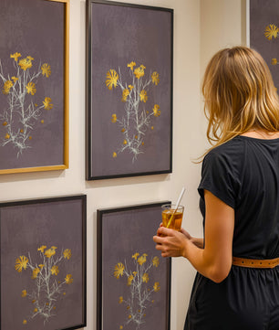 Gelbe Blumen vor einem strukturierten violetten Hintergrund
