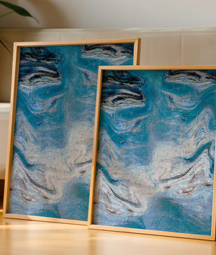 Pintura texturizada abstracta en azul y crema con patrones giratorios