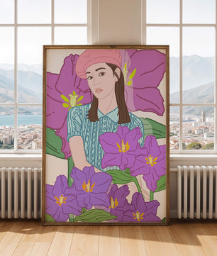 Jeune femme au béret rose avec illustration de fleurs violettes